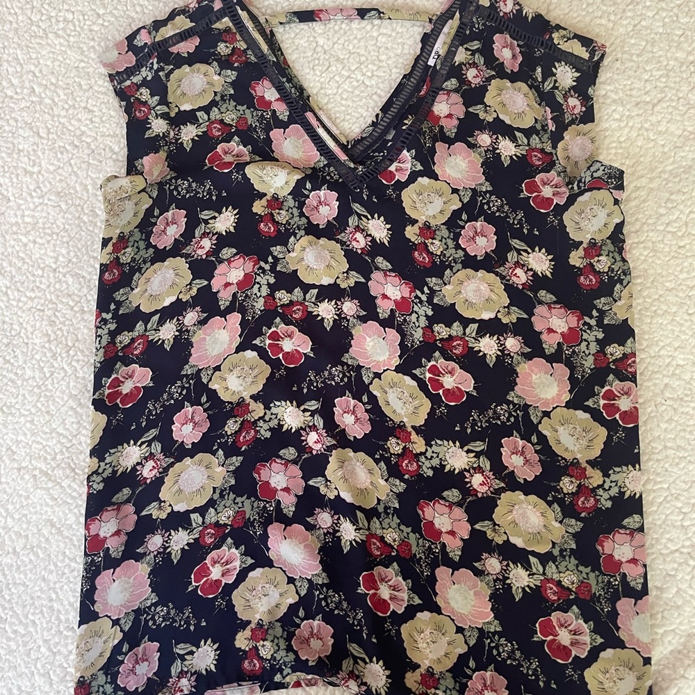 Like New Flowy Top w/ fun detailing